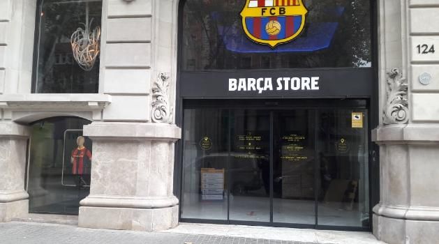 A Barcelona hivatalos boltja zárva volt a katalán belvárosban... (Fotók: Borbély László)