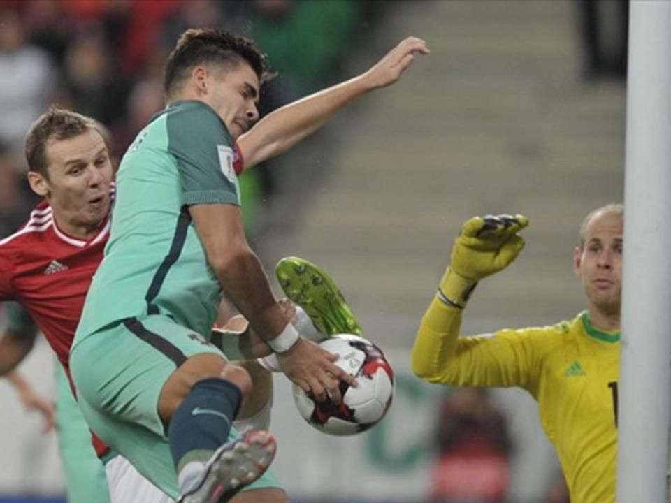 A portugál gólt szerző André Silva kezén pattan a labda