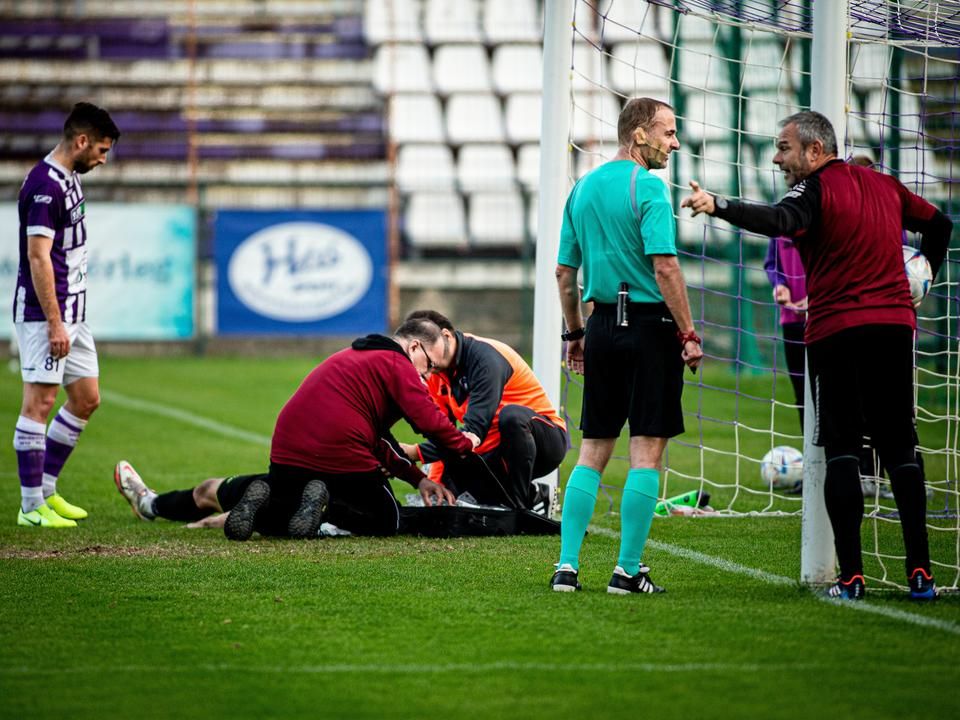 Fontos pillanat a mérkőzésen: a sérül Bukrán Erik, a csabaiak hálóőre megsérült, le kellett cserélni (Fotó: Für Henrik/Békés Megyei Hírlap)