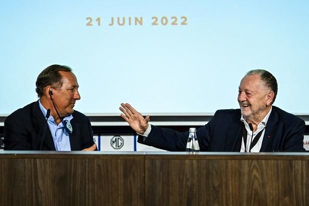 2022. június 21.: Jean-Michel Aulas (jobbra) elkezdte a tárgyalást John Textorral…