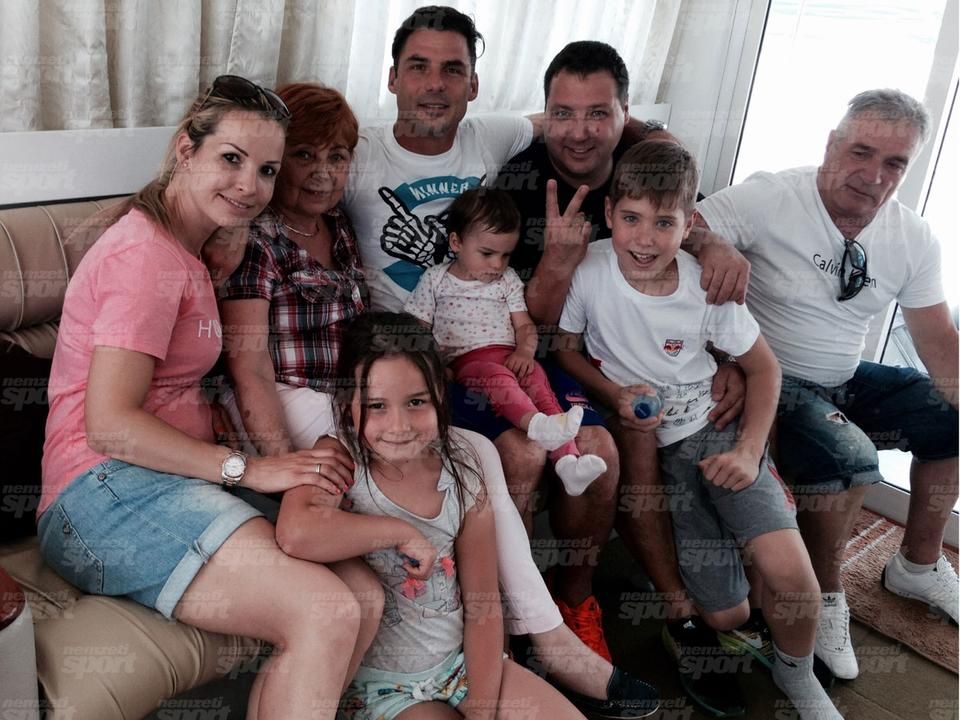 Együtt a család: a feleség, Andi, mellette az edző édesanyja, elöl a lányok, Jázmin és Hanna, Zsolt mellett a bátyja, ölében az ő fia, jobb szélen az édesapa