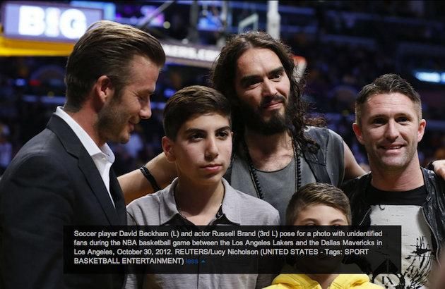 David Beckham, labdarúgó és Russell Brand, filmszínész pózolnak ismeretlen rajongókkal... (Forrás: Twitter)