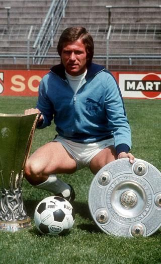 A Borussia Mönchengladbach játékosaként 1975 nyarán 
az UEFA-kupával és a salátástállal (Fotó: Imago Images)