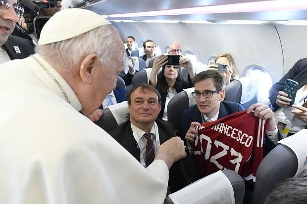 A nagy pillanat: Martí Zoltán átnyújtja Ferenc pápának az ajándék futballmezt (Fotó: Vatican Media)