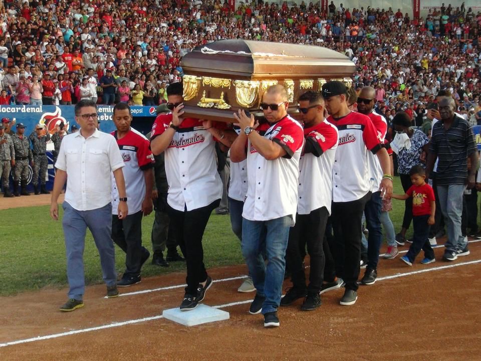 Venezuelában a Cardenales de Lara baseballcsapat tagjai a vállukon vitték elhunyt társaik koporsóját a telt házas stadionban felállított ravatalhoz… (Fotó: Getty Images)