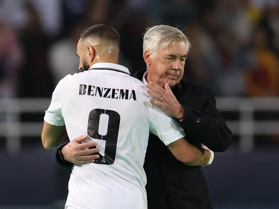 Karim Benzema (9) és Carlo Ancelotti szombaton még a Real klub-vb-címét ünnepelhette, a francia csatár gólt is szerzett a döntőben (Fotó: AFP)