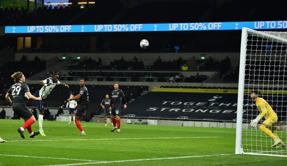 Sissoko gólt érő fejese (Fotó: AFP)