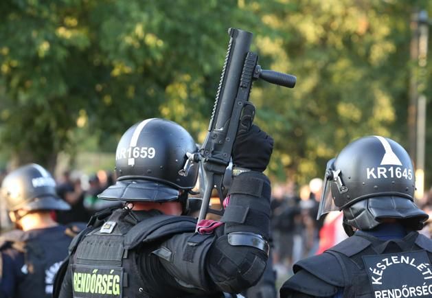 A rendőrök gumilövedékekkel is készültek (Fotó: Hegedüs Gábor)