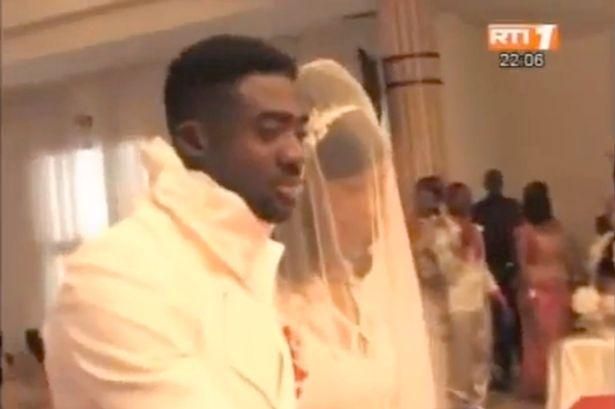 Kolo Touré boldogan házasodott meg Abidjanban (forrás: Mirror)