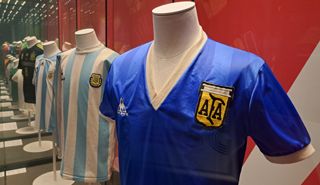 Maradona 1986-os argentin–angol vb-meccsen viselt meze