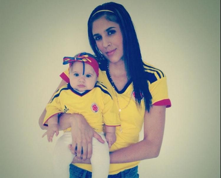Daniela Ospina, James Rodríguez felesége közös gyermekükkel (Fotó: Twitter)