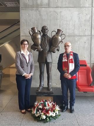 Breuer Klára lisszaboni nagykövet és Iglói-Nagy István 
sportdiplomáciai főosztályvezető a Guttmann-szobornál
