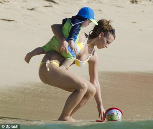 Coleen a barbadosi tengerparton a kis Rooney-val (forrás: dailymail.uk)
