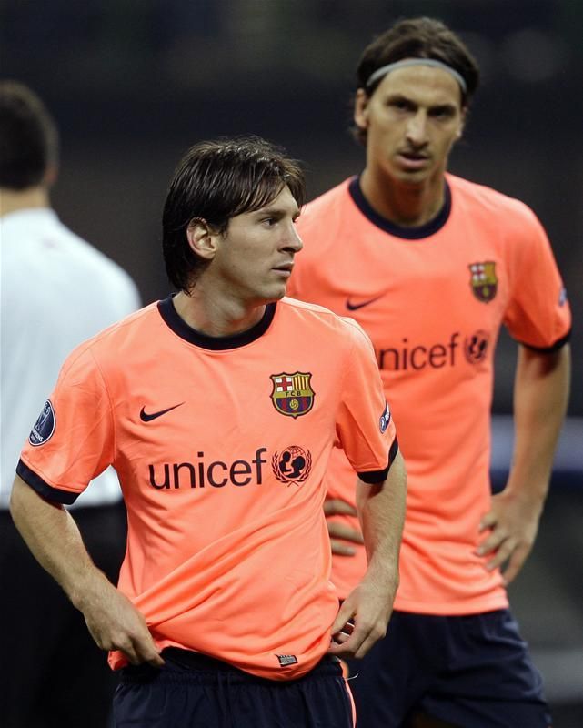 Az előtérben Messi, a háttérben Zlatan figyel (Fotó: Reuters)