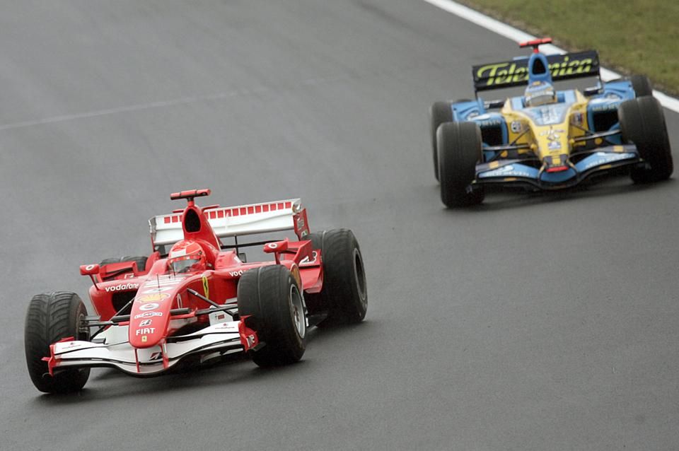 Alonso gyorsabb volt Schumachernél, de a német szerzett pontot a 2006-os Magyar Nagydíjon (Fotó: AFP)