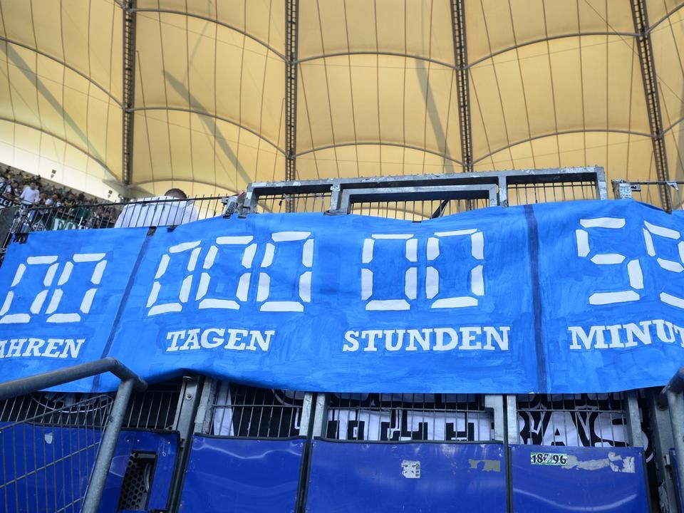 A Mönchengladbach ultrái az előző idény végén lepörgették a HSV Bundesliga-óráját (Fotó: AFP)