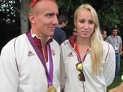 Az újdonsült olimpiai bajnok Dombi Rudolf és úszó párja, Verrasztó Evelyn