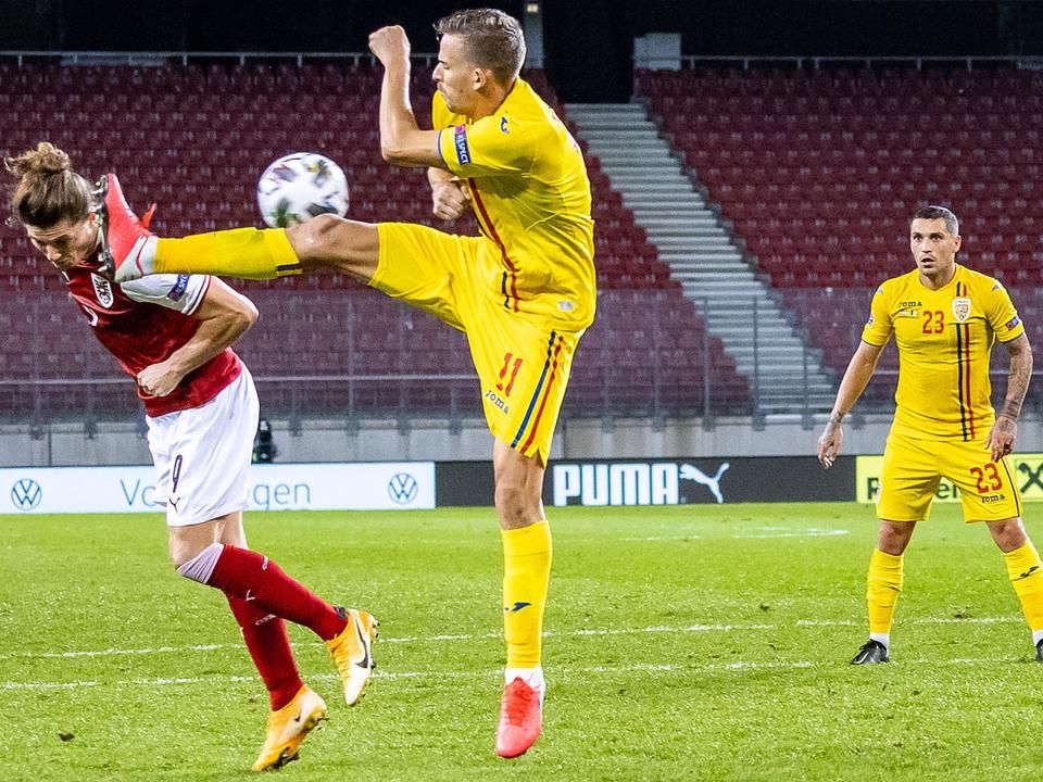 Nicusor Bancuék (sárgában) támadó felfogásban futballoztak Ausztriában, és 3–2-re győztek is (Fotó: AFP)