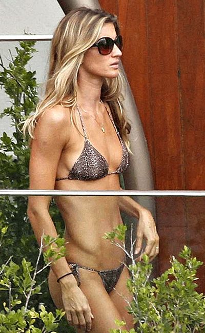 Giselle Bündchen bikiniben lazul az erkélyes (Fotó: Egotastic.com)