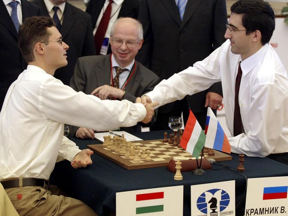Lékó Péter és Vlagyimir Kramnyik 2004-ben sakkvilágbajnoki döntőt játszott (Fotó: AFP, archív)