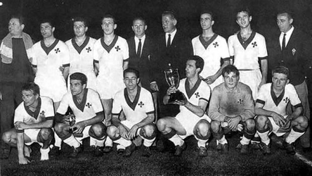 1961: KEK-győzelem a Fiorentinával – Hidegkuti az álló sorban balról az ötödik