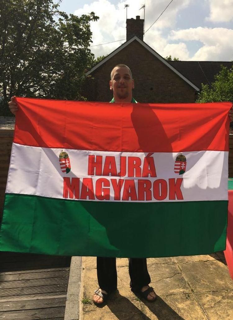 Horváth Roland Angliában a magyar zászlóval