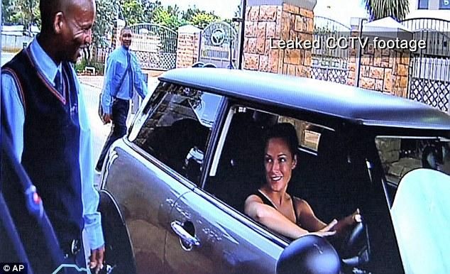 Talán az utolsó kép Reeva Steenkampról: a házuk előtti biztonsági kamera felvétele néhány órával a tragédia előtt (Fotó: AP)