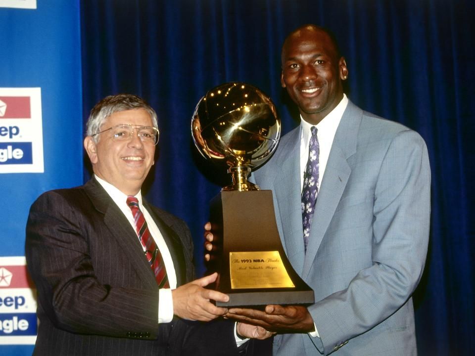 Michael Jordan mellett mosolyog (Fotó: Getty Images)