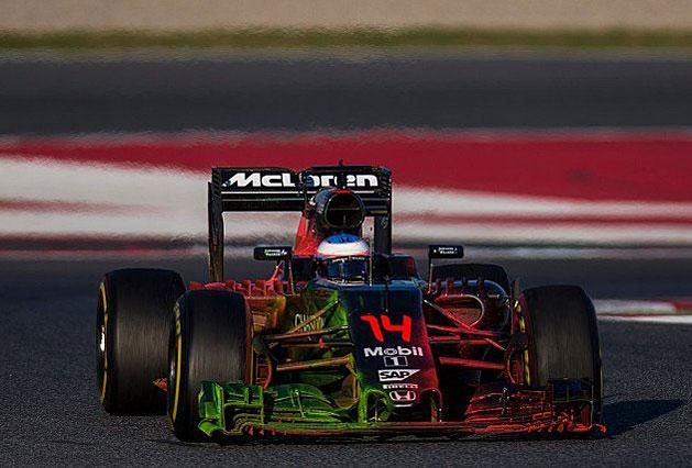 Ha már a McLaren festésébe nem vittek fantáziát, csütörtökön a légáramlatokat vizualizáló festékhez jó érzékkel nyúltak hozzá
