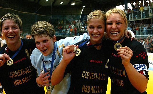 Kilenc éve a fehérvári hölgyek (balról jobbra:  Siti Beáta, Sugár Tímea, Tápai Szabina és Lőw Andrea) megnyerték az EHF-kupát, most még „csak” a döntőbe juthatnak be (Fotó: Mirkó István)