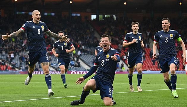 Callum McGregor az egyenlítő gólját ünnepli csapattársaival (Fotó: AFP)