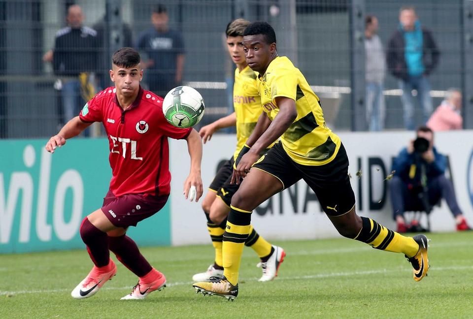 Youssoufa Moukoko már 13 évesen lehetőséget kapott a Dortmund U17-es csapatában (Fotó: AFP)