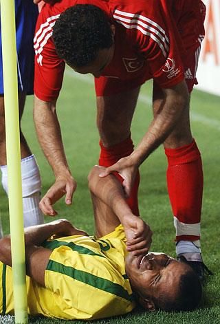 Rivaldo szenved – a jelenetről készült filmfelvétel
a képre kattintva indul (Fotó: AFP)