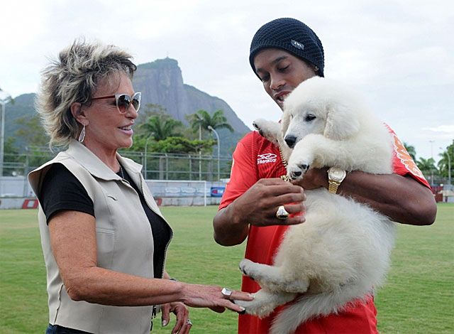 Ana Maria Braga átadja Ronaldinhónak a hófehér kuvaszt (Fotó: flamengo.com.br)