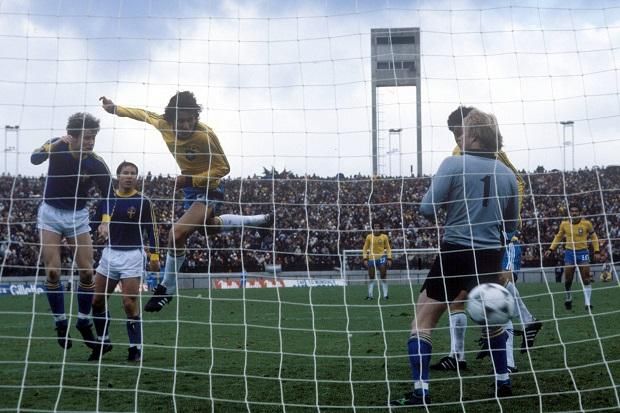 1978: Zico szöglet után gólt fejelt – közben Clive Thomas játékvezető lefújta a meccset