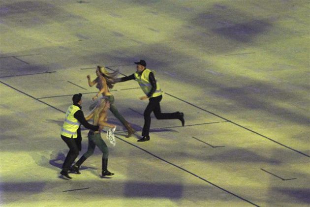 Beszaladtak a meztelen nők a pályára, úgy kellett lebirkózni őket (forrás: Action Images)