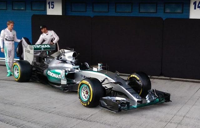 Hamilton és Rosberg leplezte le az új Mercedest