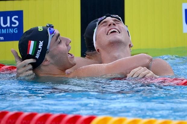 A 200 méteres pillangóúszás céljában Milák Kristóf és Márton Richárd öröme a római Európa-bajnokságon (Fotó: MTI)