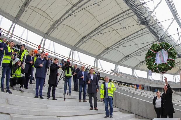 2022. október 28.: bokrétaünnep a stadion legmagasabb pontjának elérése alkalmából (Fotó: Szabó Miklós)