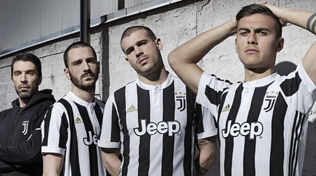 A Juventus 2017–2018-as mezén már az új logó van (Fotó: (Fotó: juventus.com)