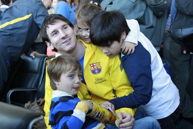 Messiről le sem lehetett szedni a testvére gyerekeit.