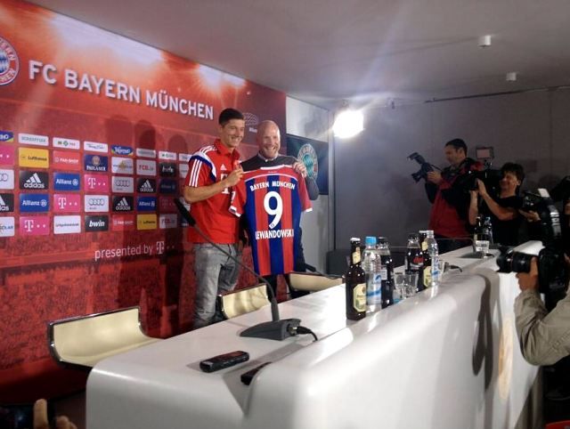Mosolygós szerda a Bayernnél: új szezon, új mez, új csatár (Fotó: twitter.com/FCBayern)