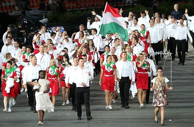 Bevonuló magyar küldöttség Londonban. Lesz-e hasonló jelenet Pesten?
