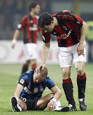 Van Bommel Sneijdert vigasztalja (Fotó:  Action Images, archív)