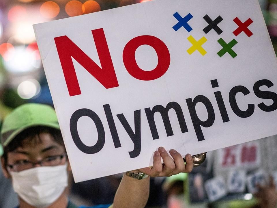 Ahogy teltek a hónapok, egyre több japán tiltakozott az olimpia megtartása ellen, mert úgy vélik, ezzel veszélybe kerülhet az ország egészségügyi helyzete és gazdasága is