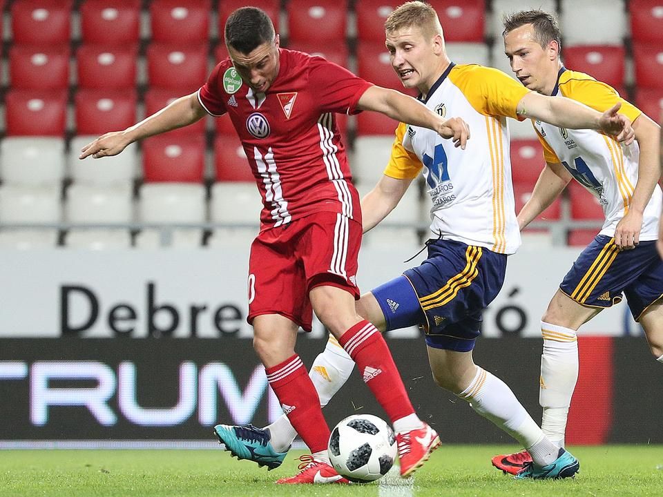 Mint később kiderült: Tisza Tibor (pirosban) gólja nem sokat ért – a galéria megtekintéséhez kattintson a képre! (Fotó: Török Attila)