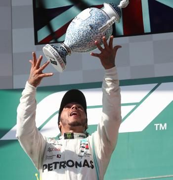 Lewis Hamilton a Hungaroring dobogójának tetején, 2019-ben