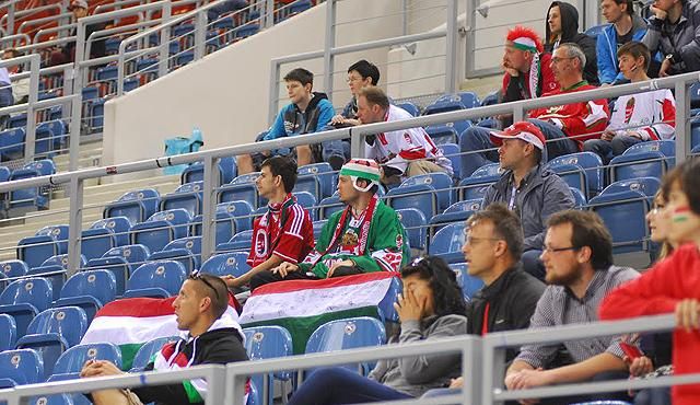 A sportág vérbeli fanatikusai nem a városban melegítenek, hanem megtekintik a kazah–olasz meccset is