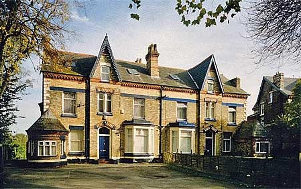Az 1892-es alapító gyűlésnek otthont adó Anfield Road 73.
