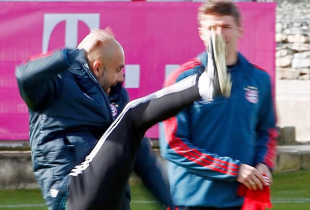 Guardiola bemelegít (Fotó: Reuters)